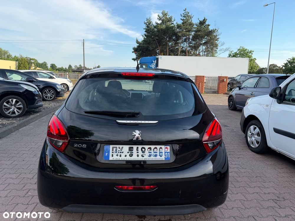 Peugeot 208 - 8