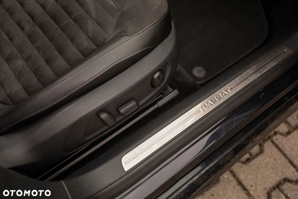Volkswagen Passat 2.0 TDI 4Motion DSG BlueMotion Tech R-Line - 29