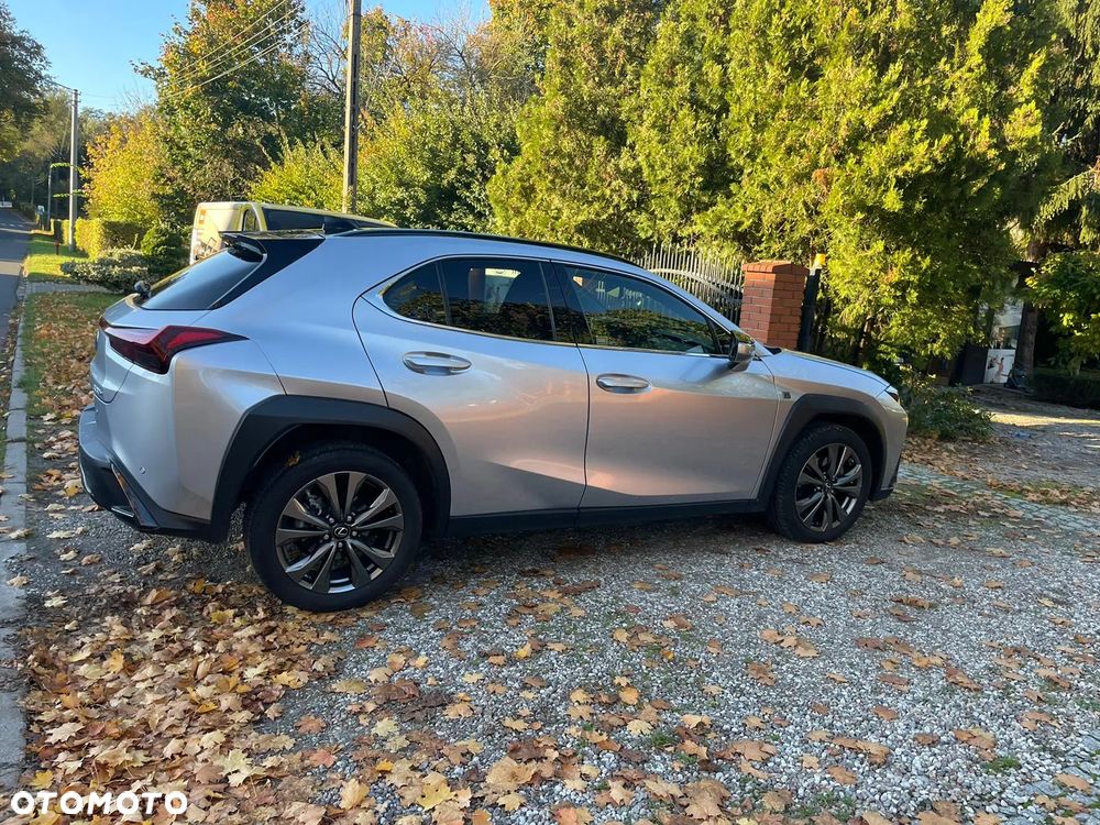 Lexus UX - 4