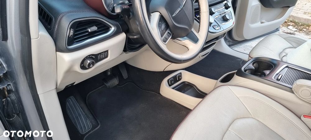 Chrysler Pacifica - 30