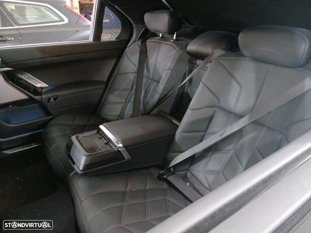 BMW i7 xDrive60 - 10