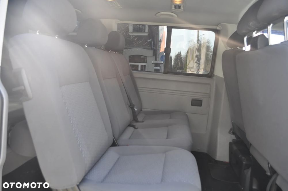 Volkswagen Caravelle - 10