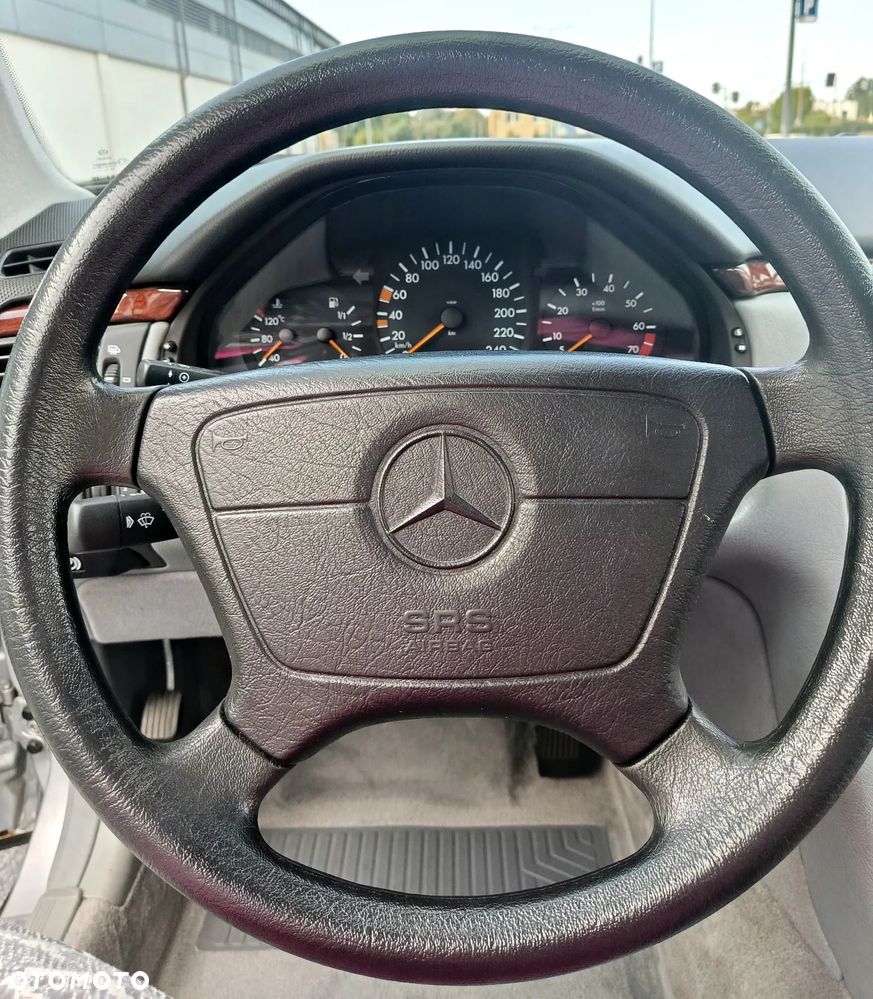 Mercedes-Benz Klasa E - 22
