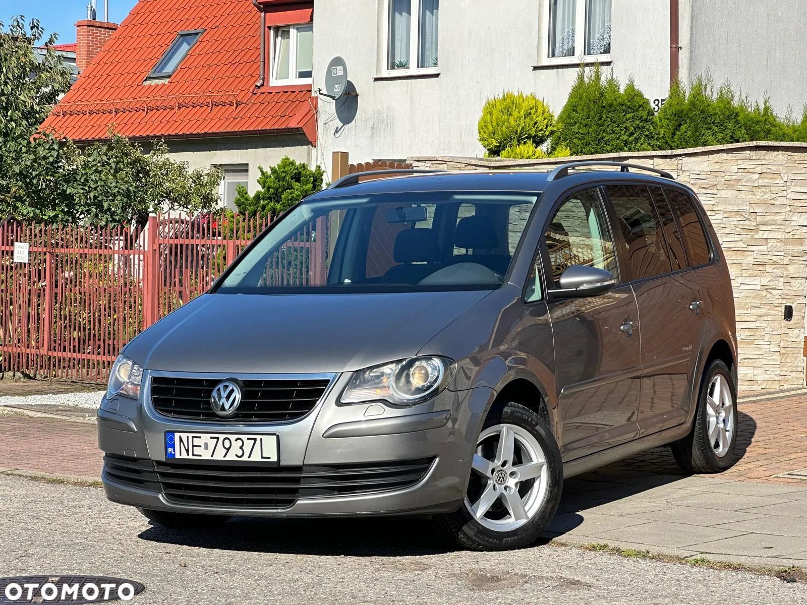 Volkswagen Touran - 1