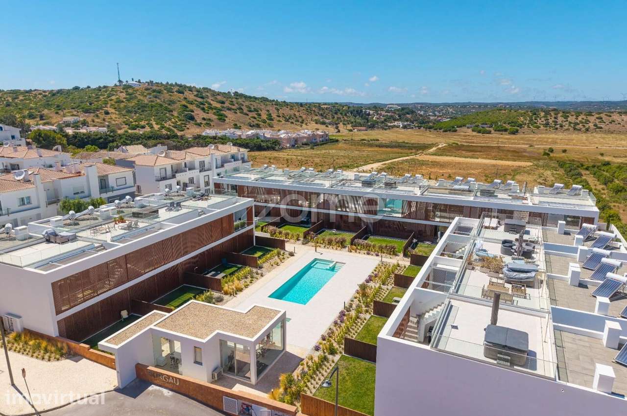 Apartamento T2 com terraço privativo e piscina em Burgau, Lagos.