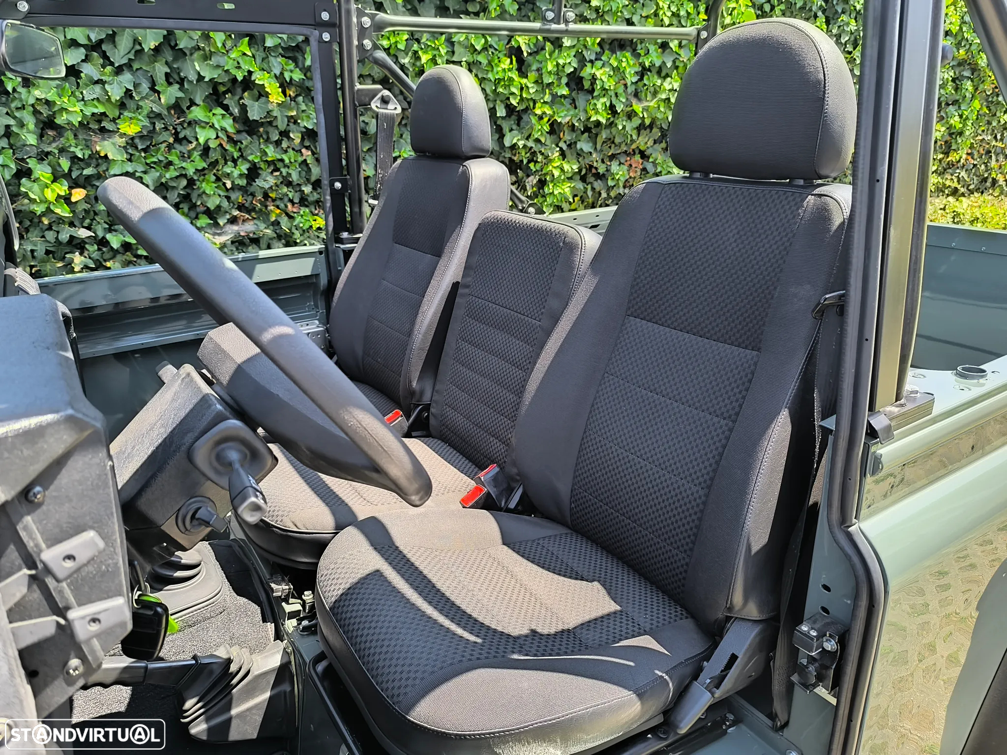 Land Rover Defender - 12