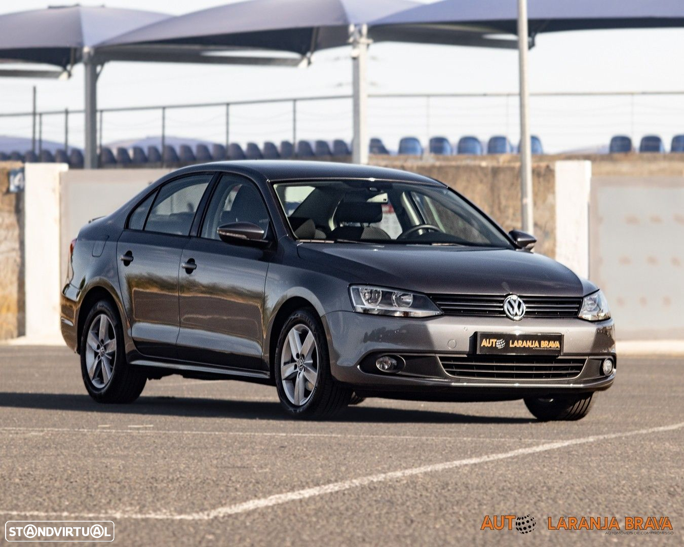 VW Jetta 1.6 TDi Confortline - 9
