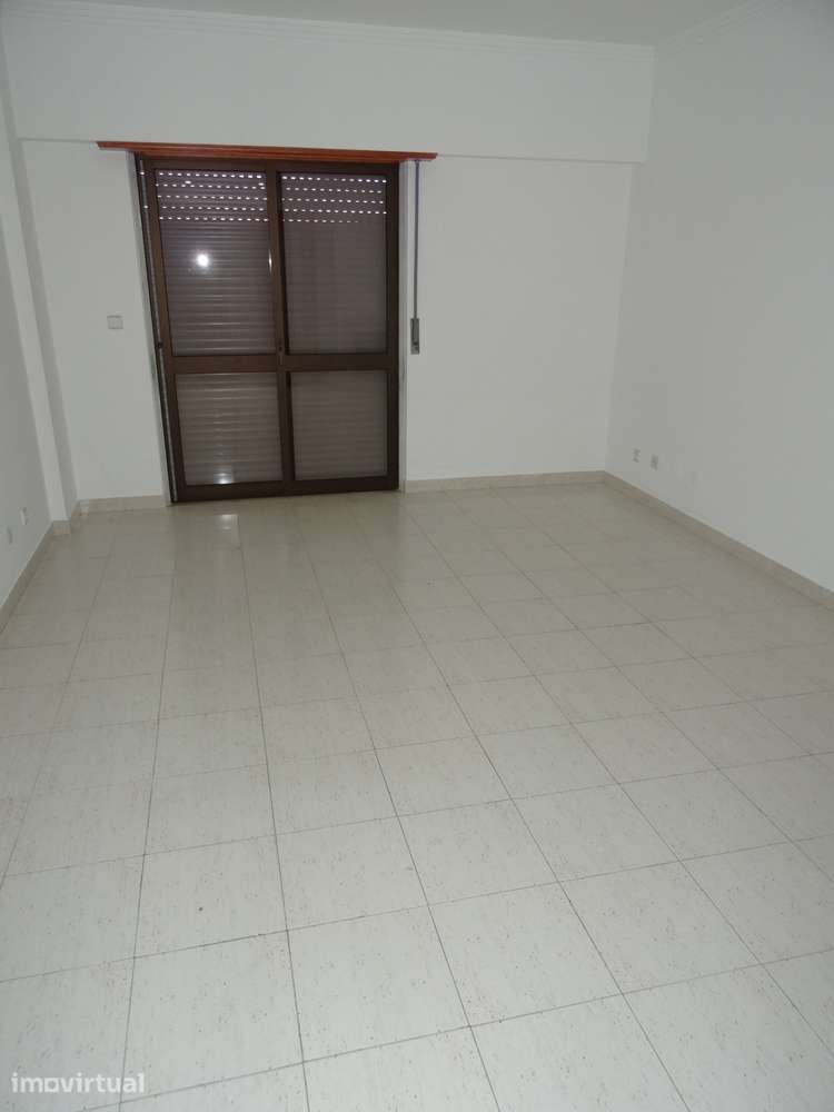 Amadora. Brandoa. Agradável apartamento de 3 assoalhadas, com garagem. - Grande imagem: 2/11