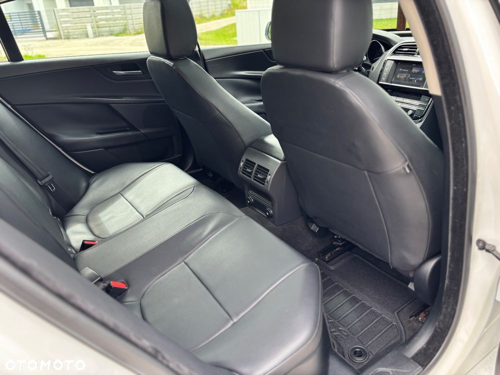 Jaguar XE 2.0 T Prestige - 24