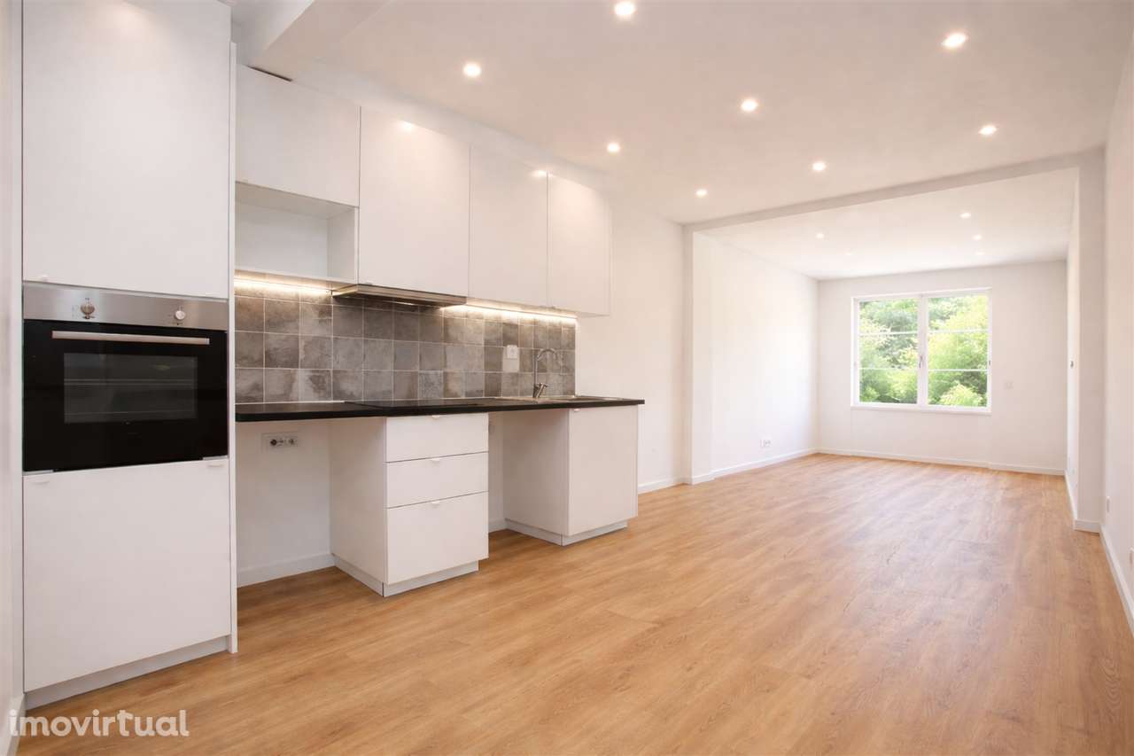 Apartamento T2  remodelado c/Logradouro Mem Martins Mercês - Grande imagem: 2/29