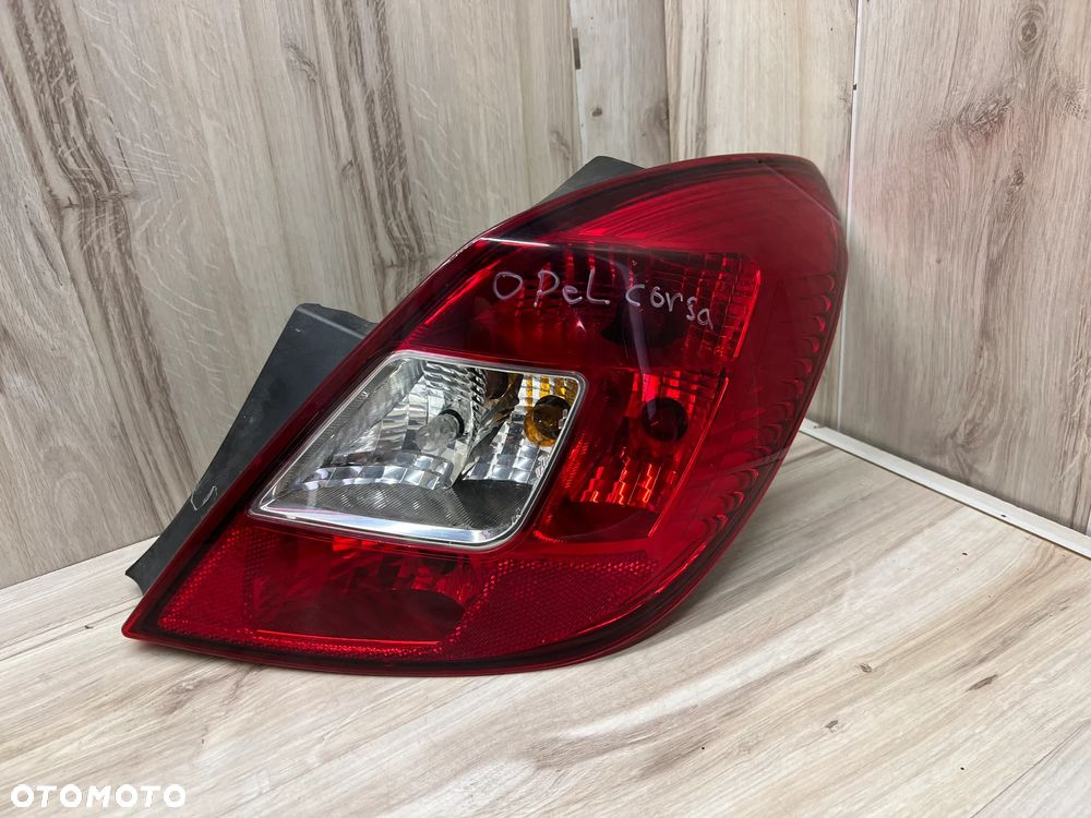 LAMPA TYLNA PRAWA OPEL CORSA D 5D - 2