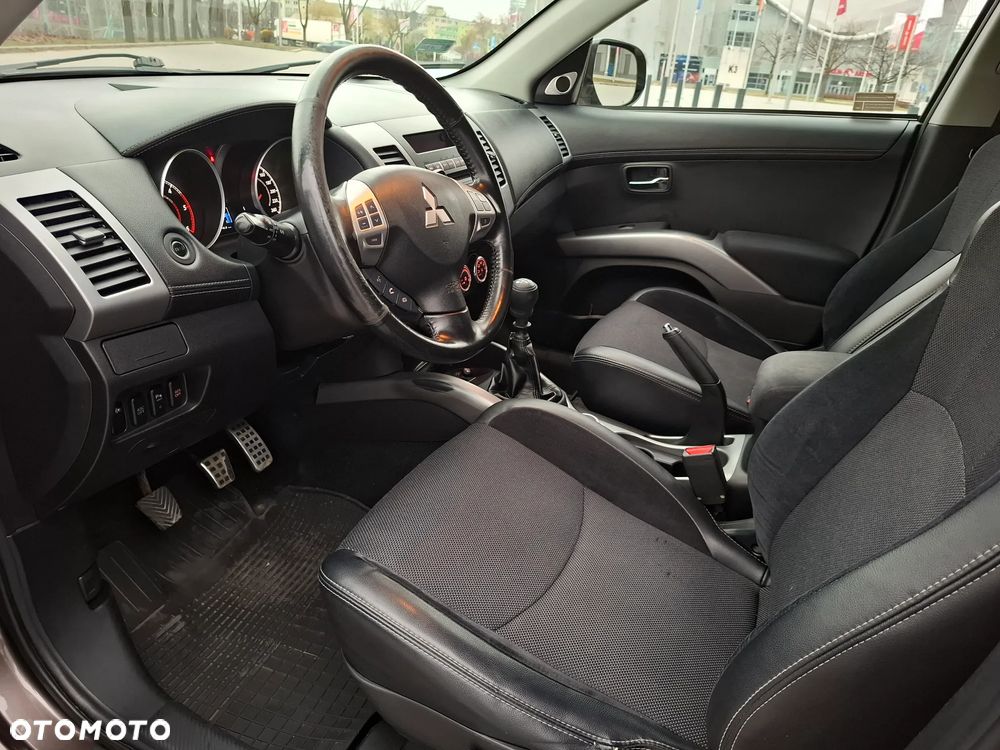 Mitsubishi Outlander 2.0 DID Intense + SE - 24
