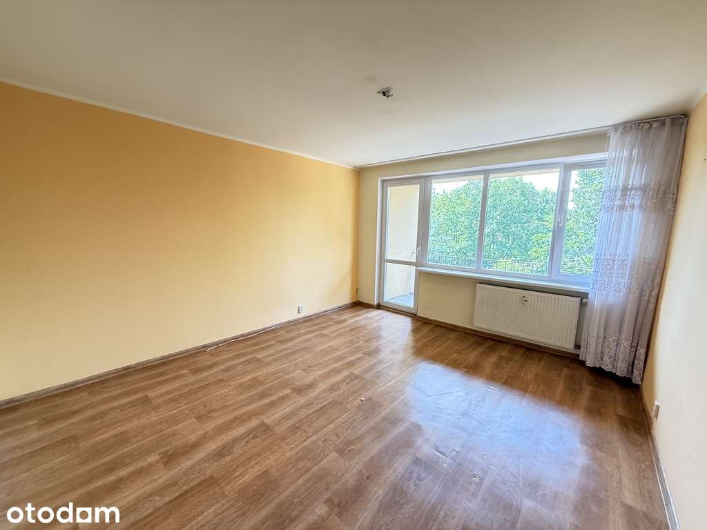M 3 z balkonem w zielonej okolicy