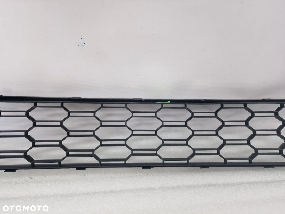 SKODA SCALA 657 19- KRATKA ŚRODKOWA ZDERZAKA PRZEDNIEGO PRZÓD , NR 657853677 , NR AUKCJI KR66 - 6