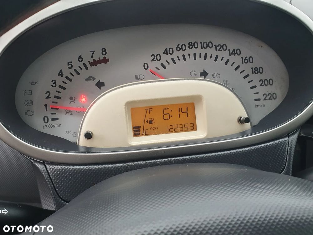 Daihatsu Sirion - 27