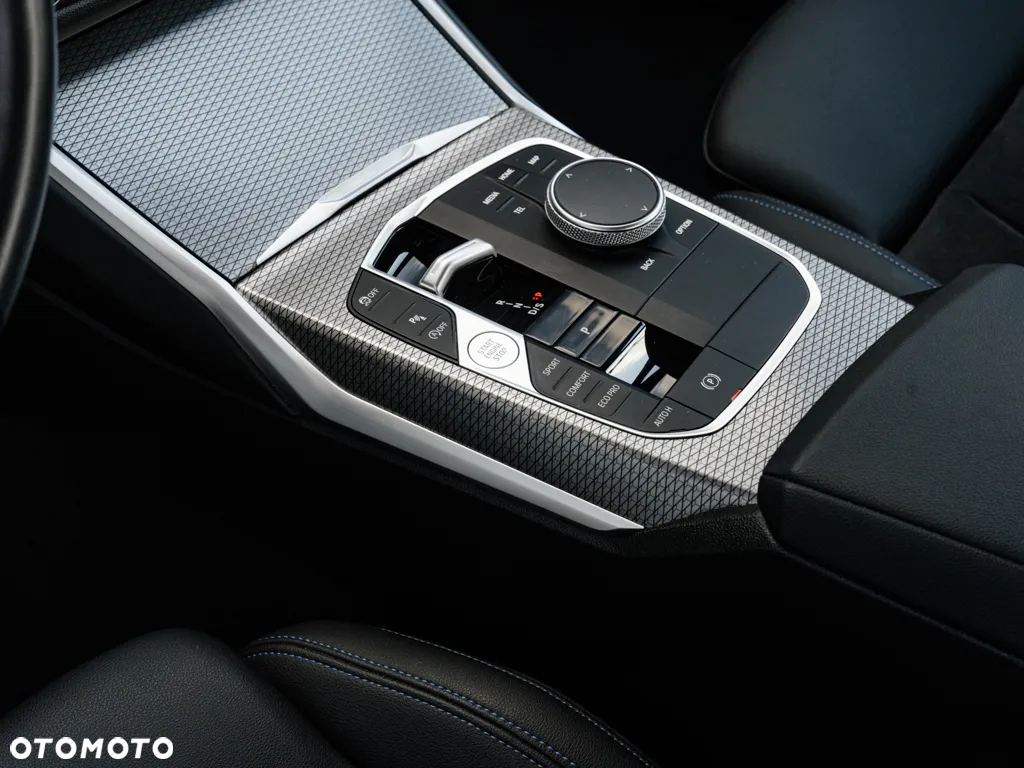 BMW Seria 3 318i M Sport - 11
