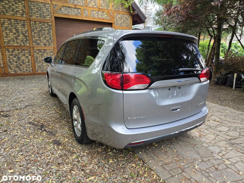 Chrysler Pacifica - 12