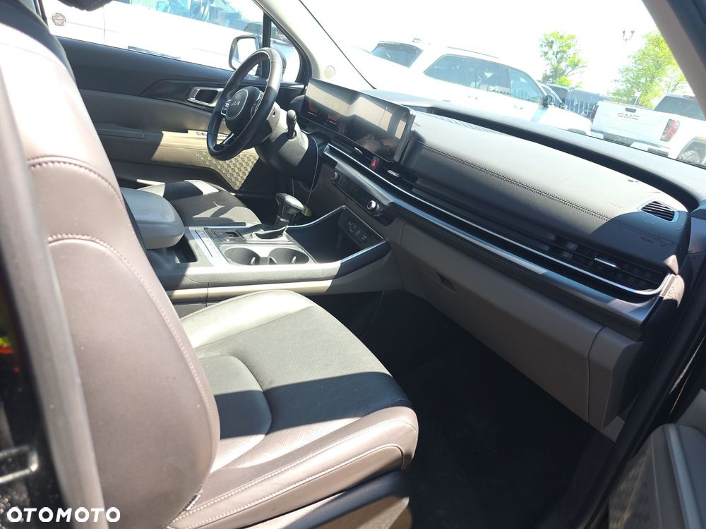 Kia Carnival - 11