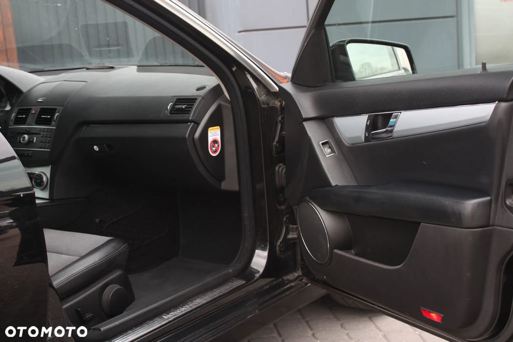 Mercedes-Benz Klasa C 180 CGI BlueEFFICIENCY Avantgarde - 30