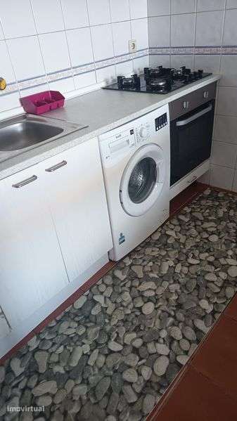 Aluga-se T1 mobilado e equipado