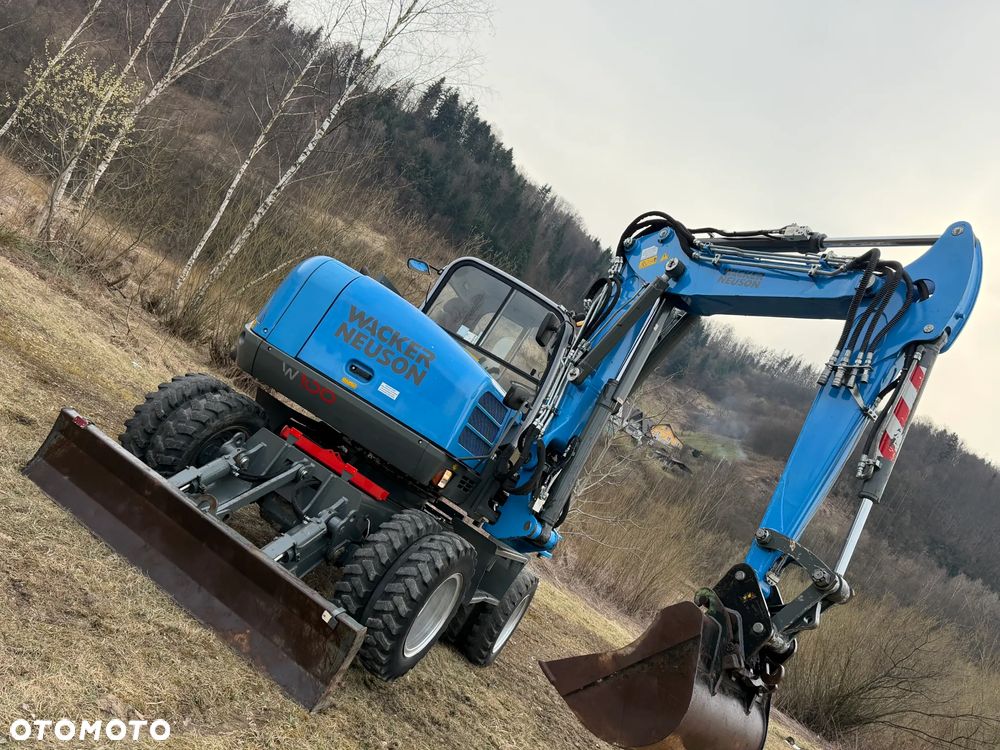 Wacker Neuson EW100 Koparka Kołowa 11 ton. NISKI PRZEBIEG.  3x łamane Ramię. Klima. Pompa ON. 2 Łyżki. Dodatkowe 3 sekcje Hydrauliczne. z upadłośći Norweskiej. Maszyna Jak Nowa z salonu! 2799 mtg. PERKINS silnik 130km. STABILIZATORY Klima. DEKRA 2026r. Książka serwisowa. Szybkozłącze Hydr. Skrętne ramie. Ani deka luzów i wycieków. Pełny Oryginał. Nie picowana na sprzedaż. OKAZJA - 16