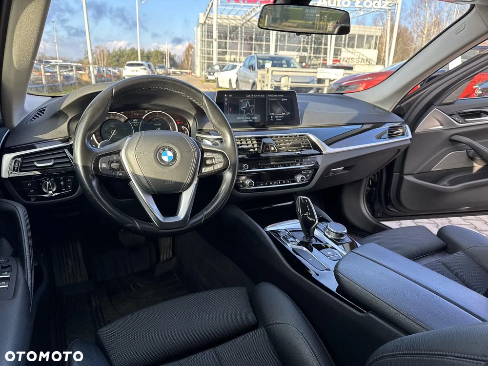 BMW Seria 5 530i GPF xDrive Sport Line sport - 12