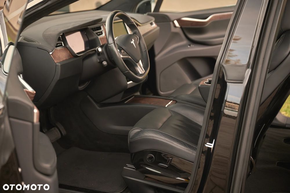Tesla Model X 90 D - 17