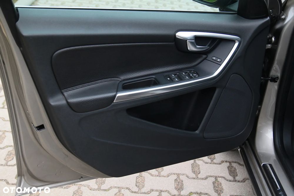 Volvo V60 D5 Summum - 20