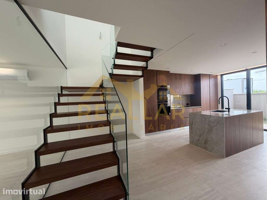 Moradia T3 no Centro Histórico de São Pedro de Rates | Design Conte... - Grande imagem: 5/28