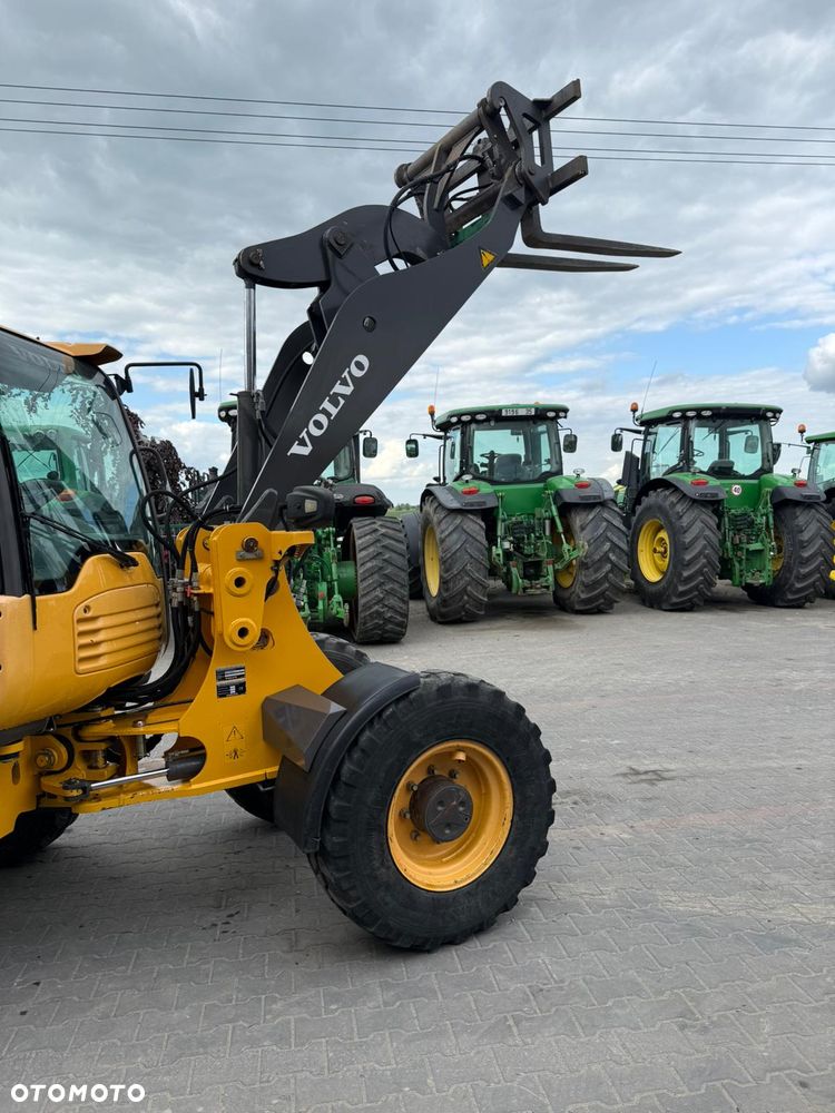 Volvo L 28 F   30  JCB - 26