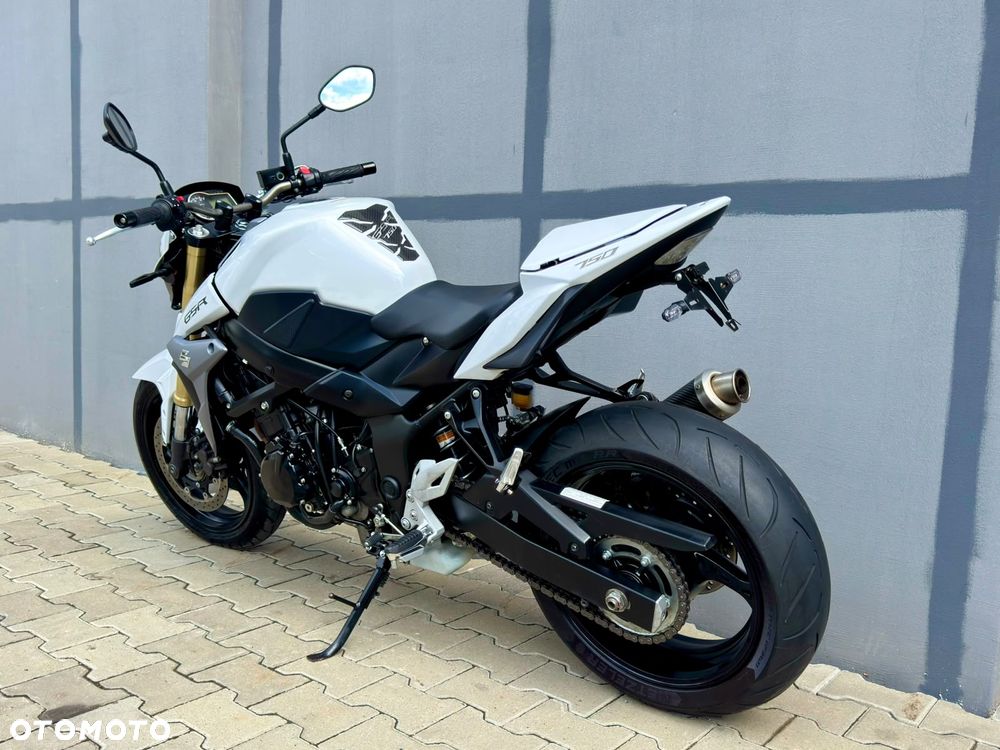 Suzuki GSR - 7