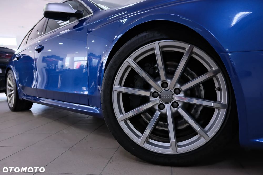 Audi RS4 Avant Standard - 6