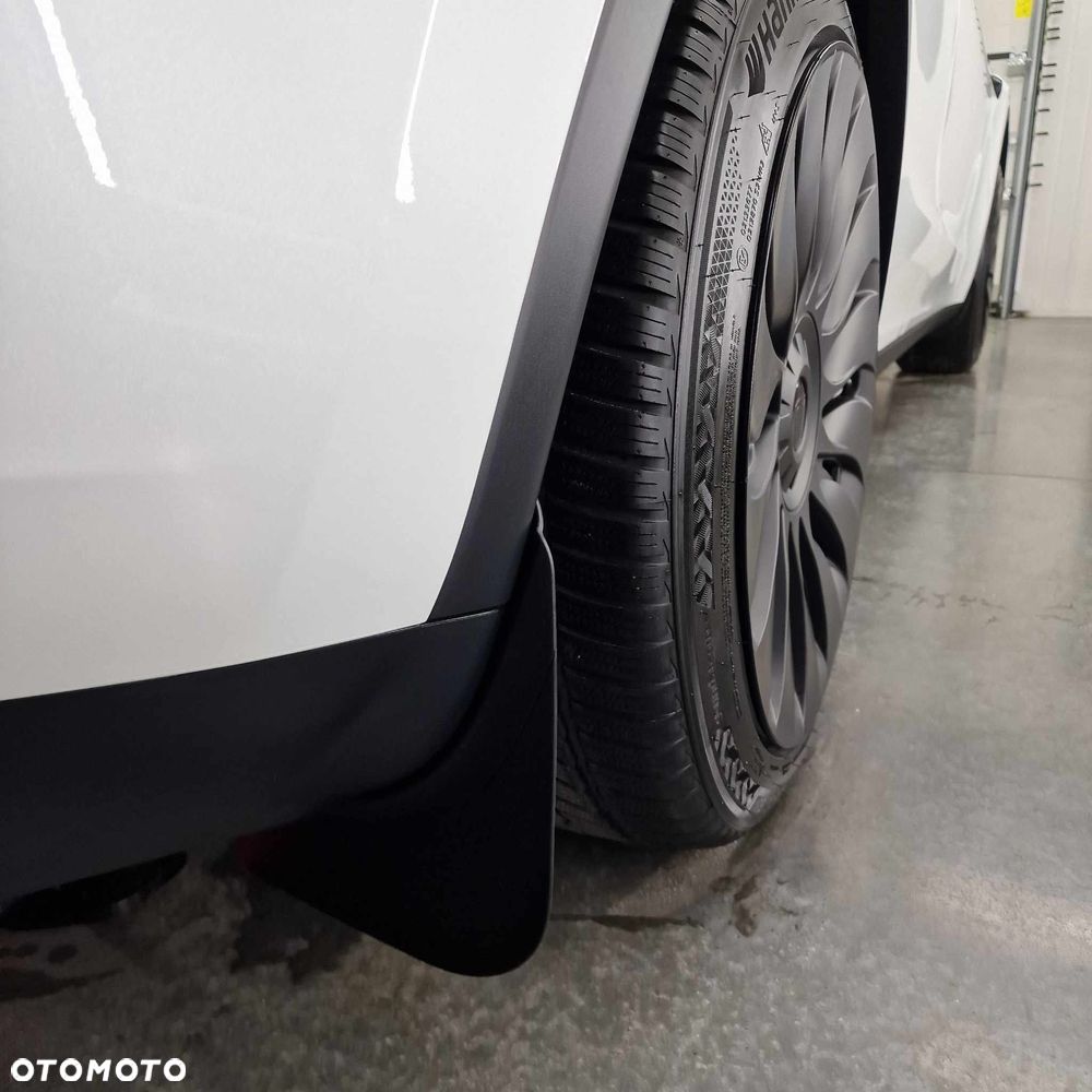 Tesla Model Y Long Range AWD - 37