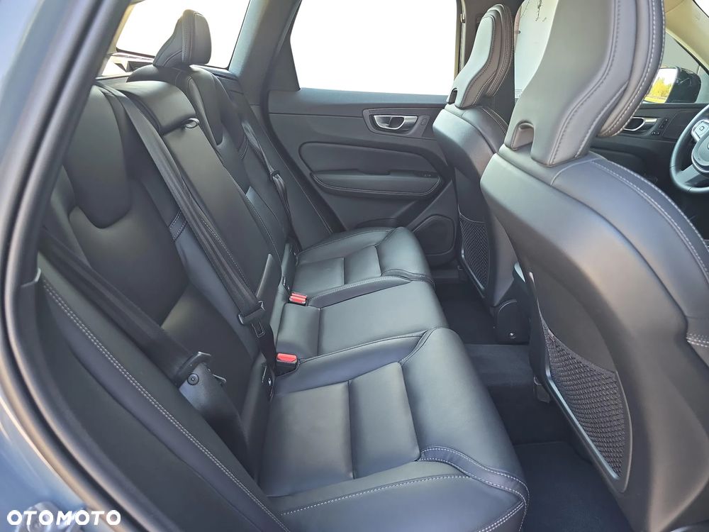 Volvo XC 60 B4 D AWD Plus Dark - 28