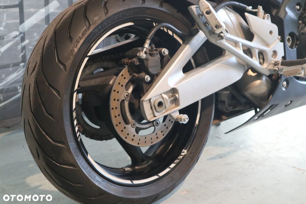 Suzuki GSR - 21