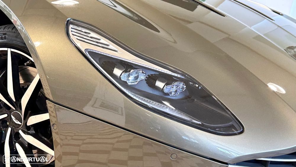 Aston Martin DB11 Coupé - 14