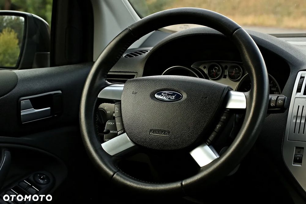 Ford Kuga 2.0 TDCi 2x4 Titanium - 32