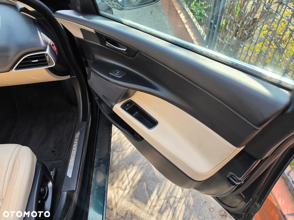 Jaguar XE D180 HSE - 15