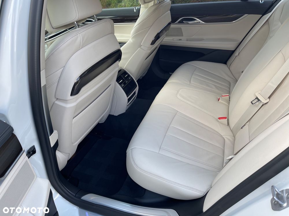 BMW Seria 7 750i xDrive - 17