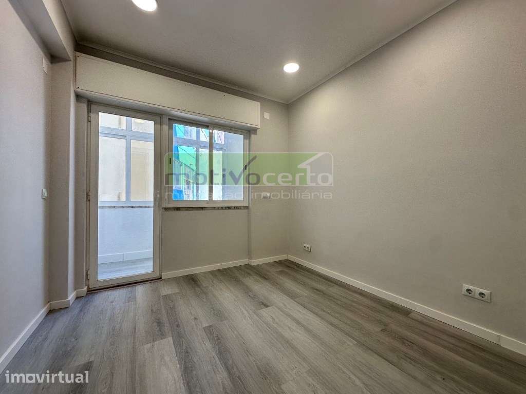 Viver no Centro da Amadora! T1 Remodelado, Junto á Estação de Combo... - Grande imagem: 5/19