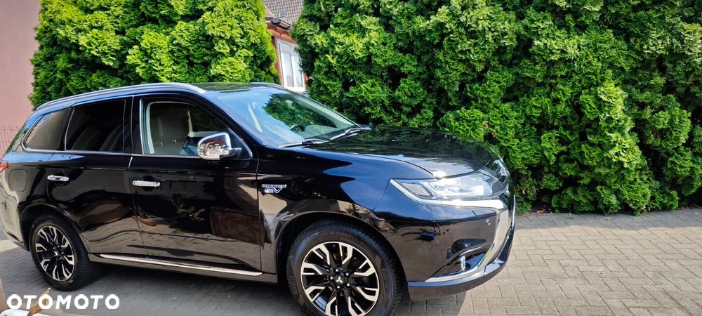 Mitsubishi Outlander Instyle NAVI + - 15