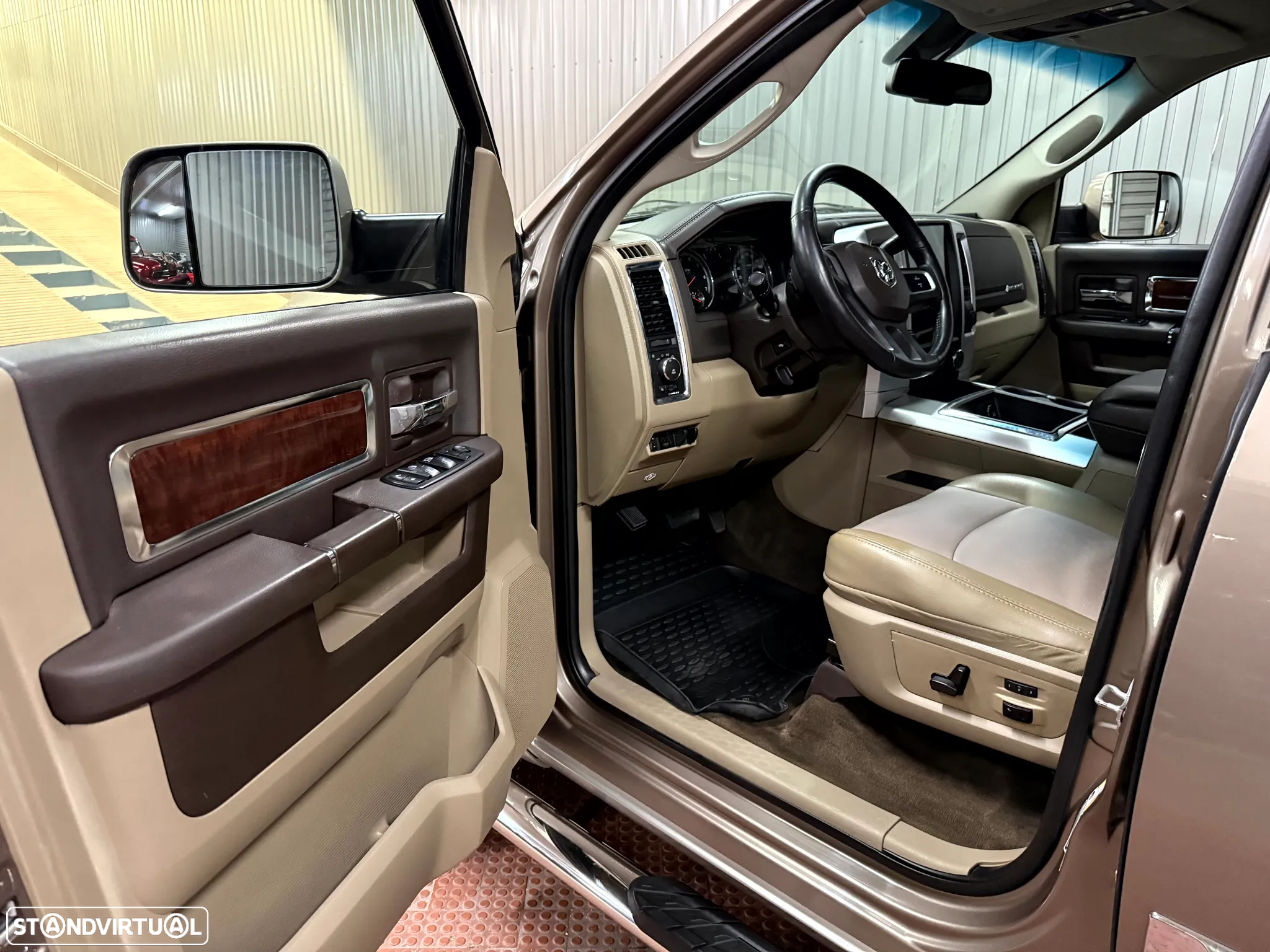 Dodge RAM 3500 Dually 6.7 Cummins Laramie - 19