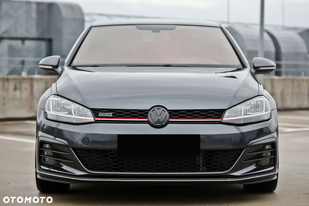 Volkswagen Golf - 1