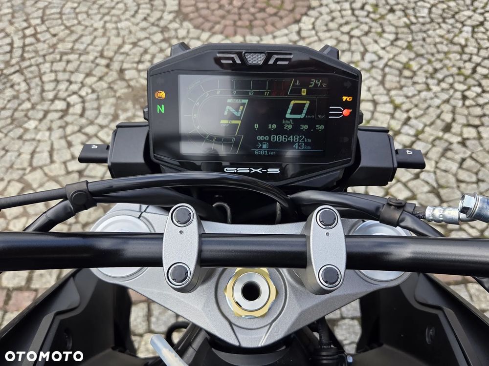 Suzuki GSX - 21