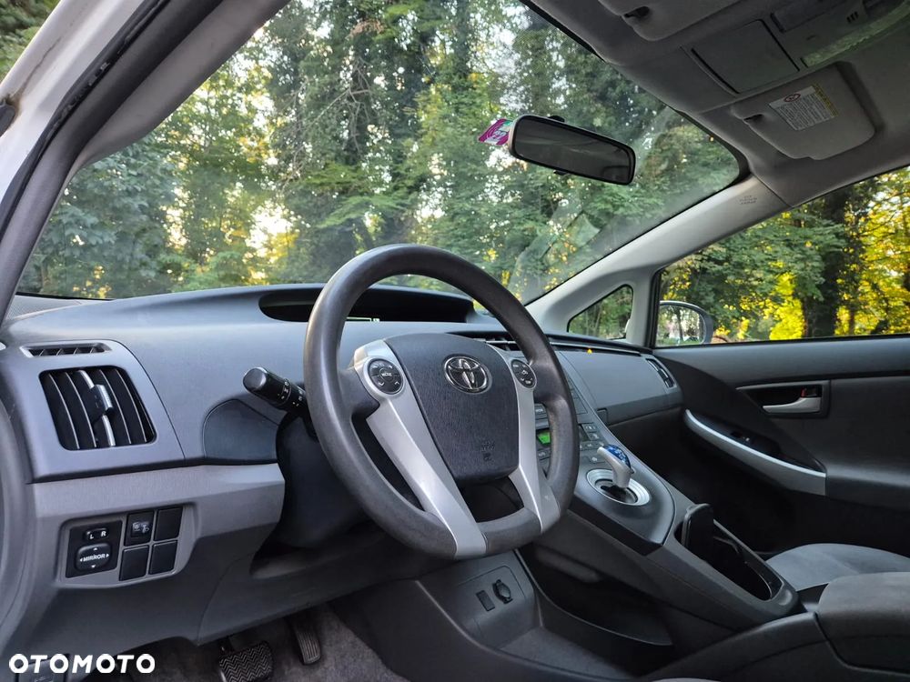 Toyota Prius (Hybrid) Sol - 13