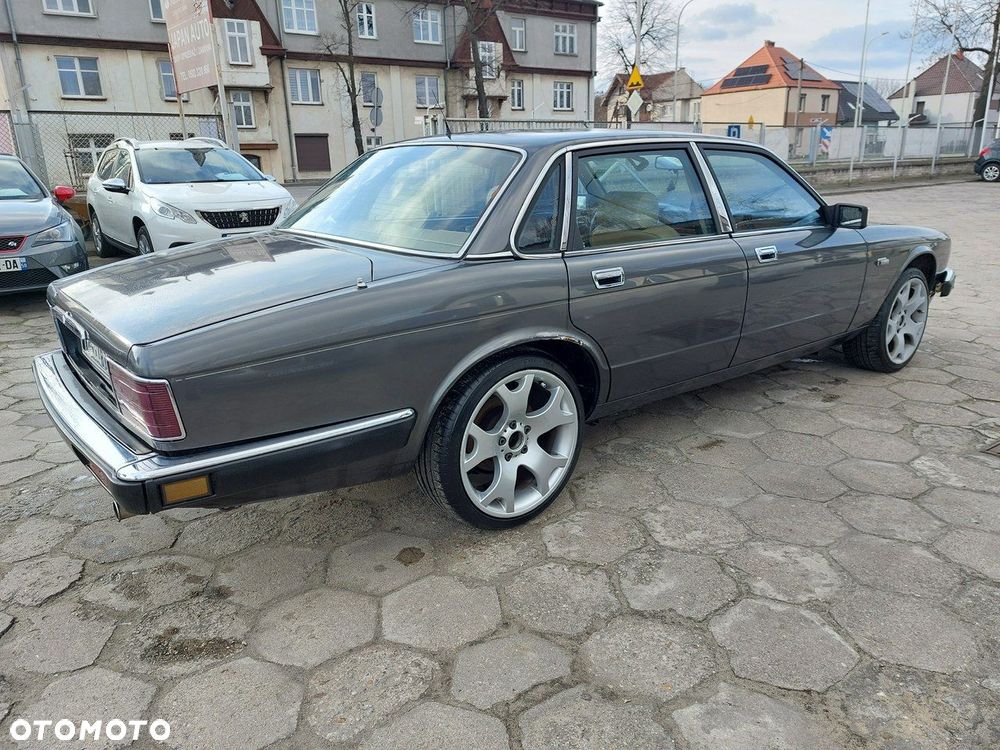 Jaguar XJ - 8