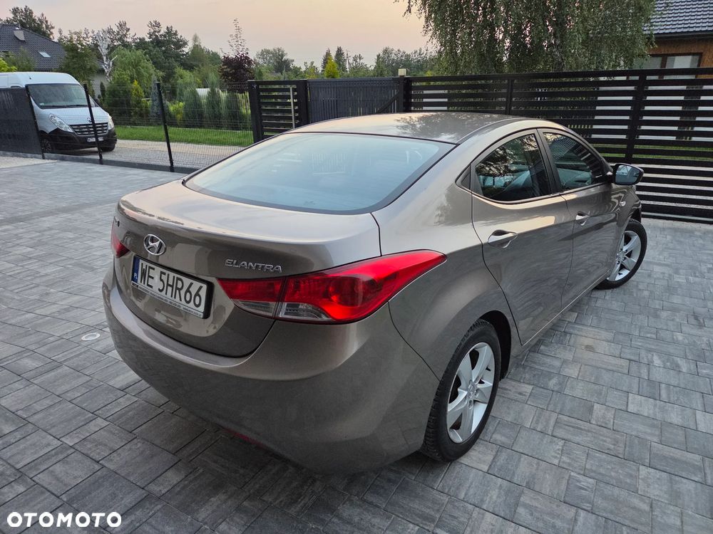 Hyundai Elantra 1.6 Comfort - 10