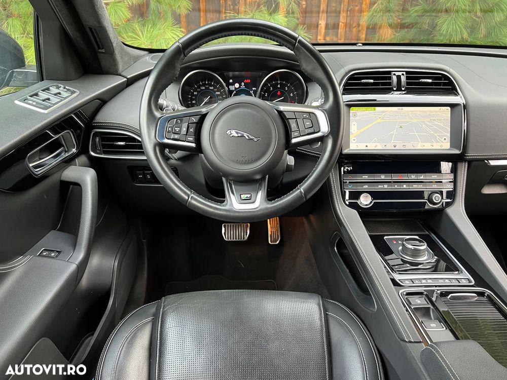 Jaguar F-Pace 25t AWD R-Sport - 18