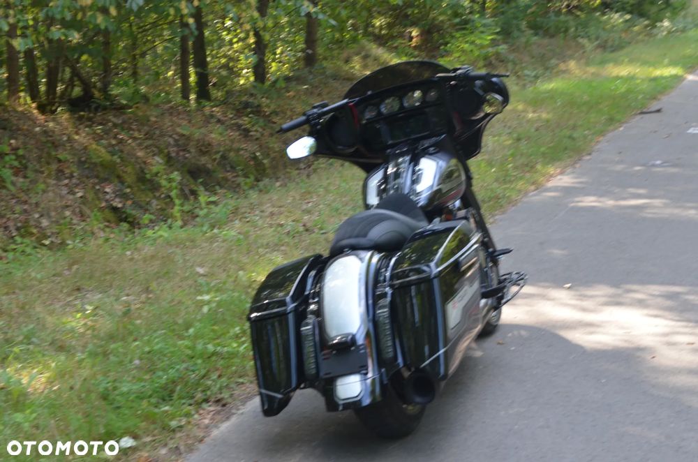 Harley-Davidson Touring Street Glide - 36