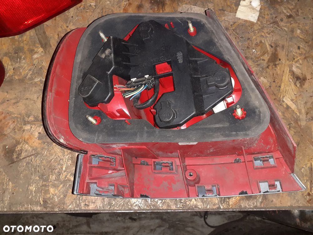 LAMPA TYLNA TYŁ PRAWY PRAWA AUDI A4 B5 - 2